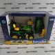 062104 BRUDER John Deere X949 kerti traktor és traktorvezető figura