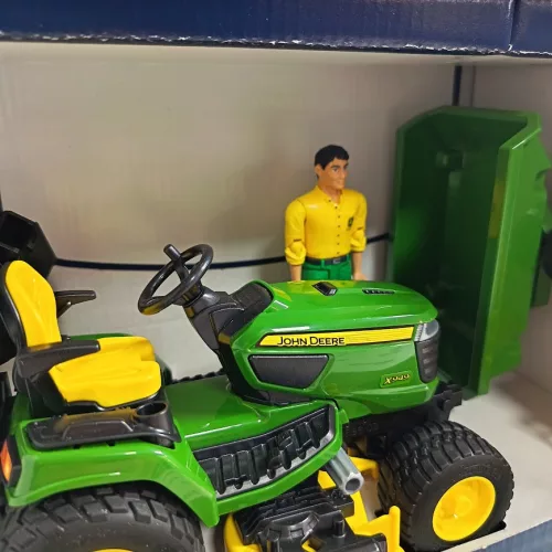 062104 BRUDER John Deere X949 kerti traktor és traktorvezető figura