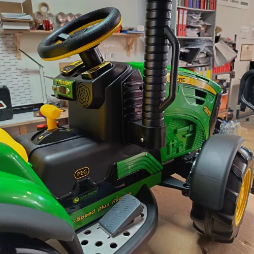 MCE42647X000 John Deere  Force traktor pótkocsival (elektromos hajtás)